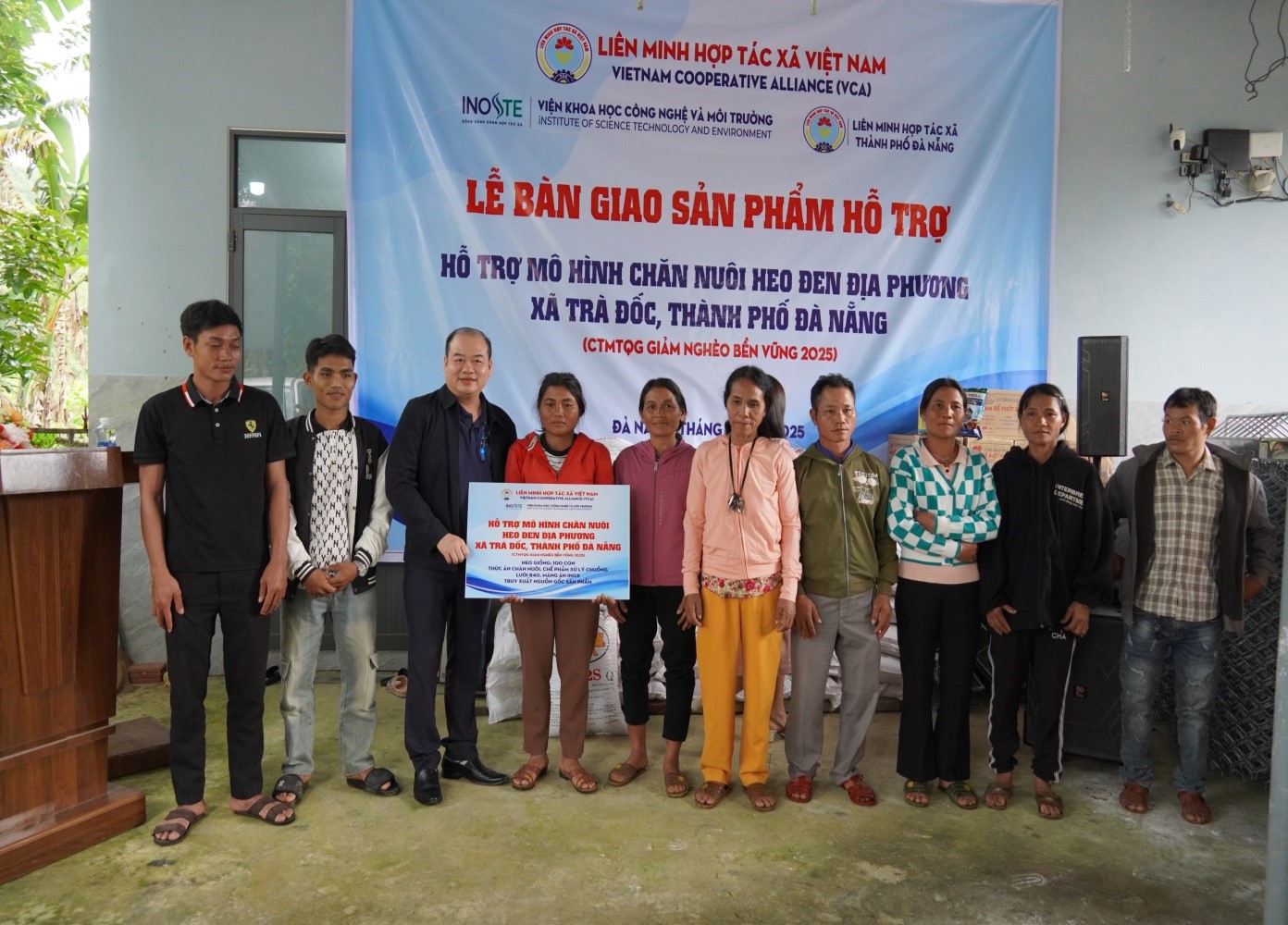 Liên minh Hợp tác xã Việt Nam hỗ trợ xây dựng mô hình chăn nuôi heo đen địa phương cho người nghèo xã Trà Đốc, thành phố Đà Nẵng